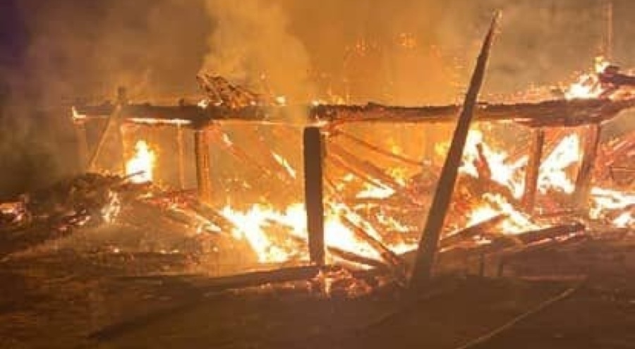 Kastamonu'da çıkan yangında iki katlı ev ve ahır yandı