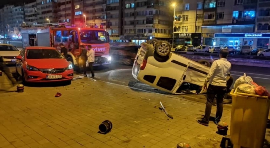 Takla atan araç park halindeki 2 otomobile çarptı: 3 yaralı