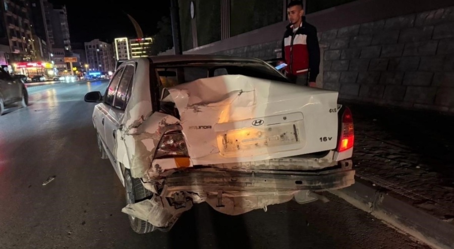 Niğde'de midibüs otomobile arkadan çarptı: 1 yaralı
