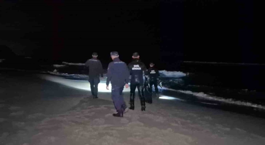 Bartın'da kıyafetleriyle denize giren kişi ekipleri alarma geçirdi.