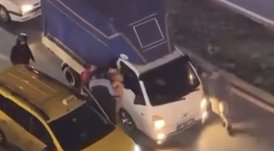 Bursa'da sürücülerin kavgası trafiği kilitledi