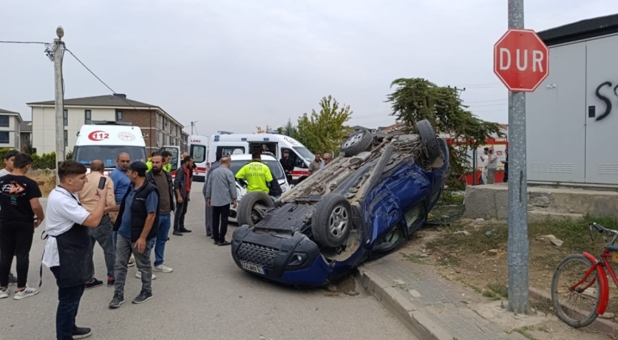 Bursa'da iki otomobil çarpıştı, 3 kişi yaralandı