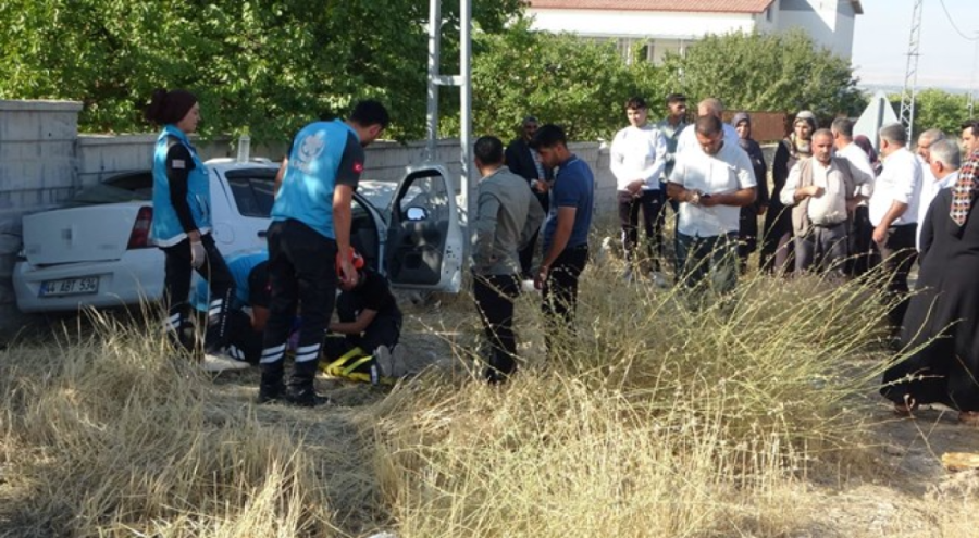 Bahçe duvarına çarptı! Anne ve 3 çocuk hastaneye kaldırıldı