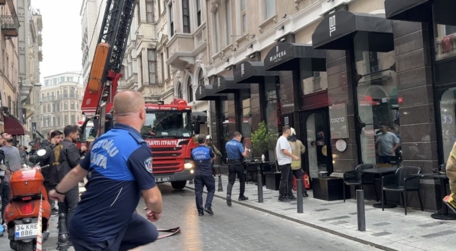İstanbul Beyoğlu'nda otelde çıkan yangın kontrol altına alındı