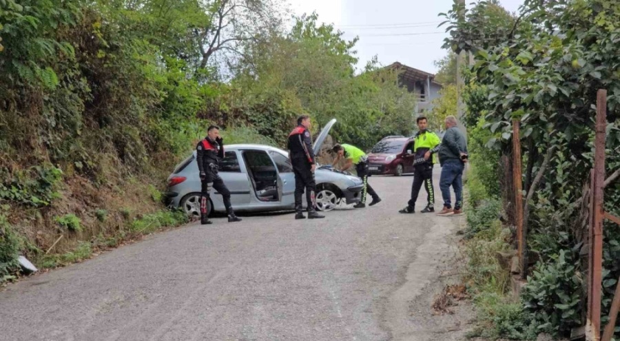 Polisin 'dur' ihtarına uymayan sürücü, kaza yaptıktan sonra yaya olarak kaçmaya çalıştı.