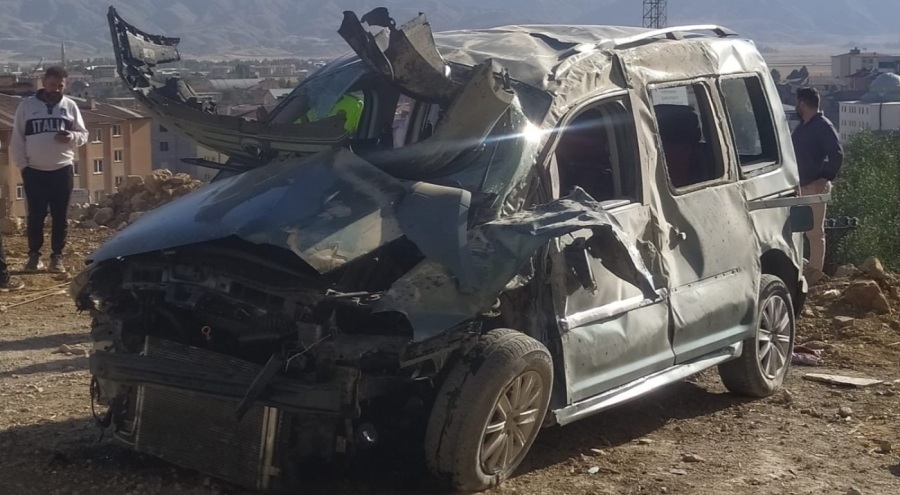 Hakkari'de otomobil devrildi: 1'i ağır 4 yaralı
