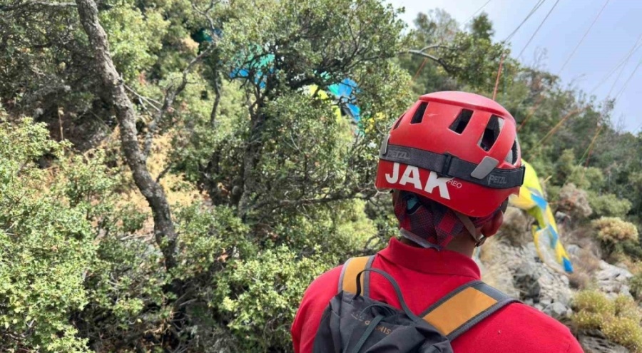 Muğla'da ormanlık alana düşen paraşütçüleri JAK ekipleri kurtardı