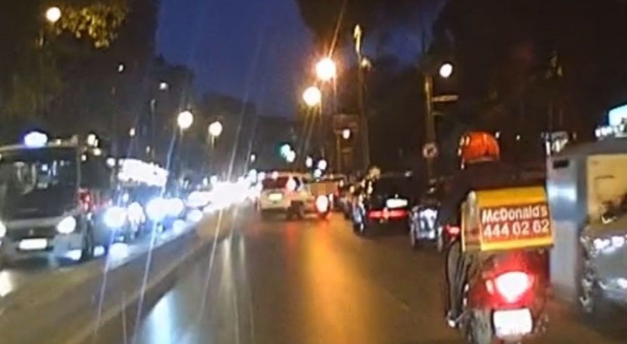 İstanbul'da hafif ticari araç motosiklete çarptı