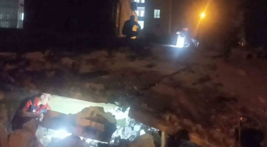 Batman'da 2 katlı binada çökme meydana geldi