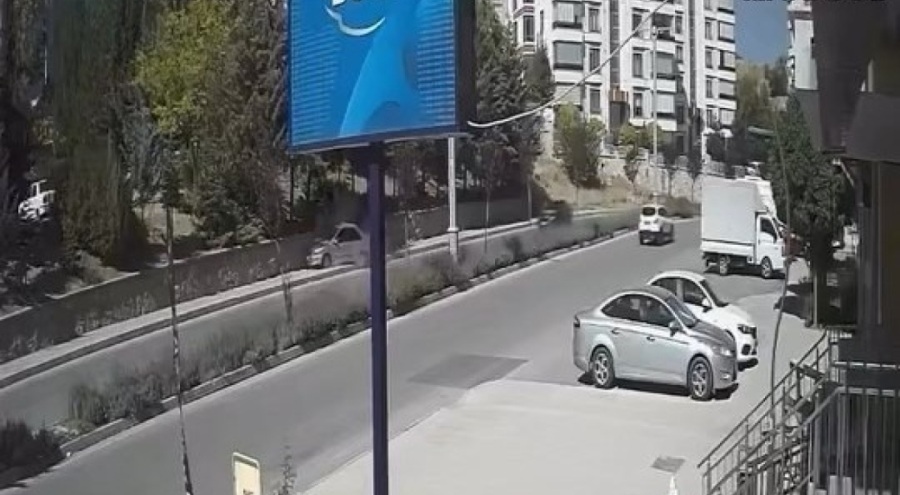 Elazığ'da virajı alamayan otomobil duvara çarptı: 2 yaralı
