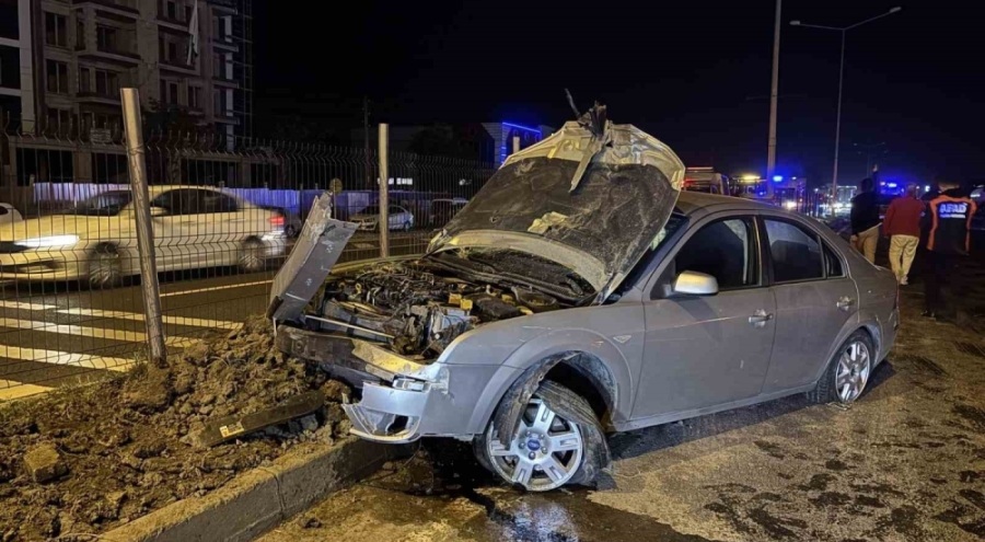 Bolu'da alkollü sürücü elektrik direğine çarptı: 1 yaralı