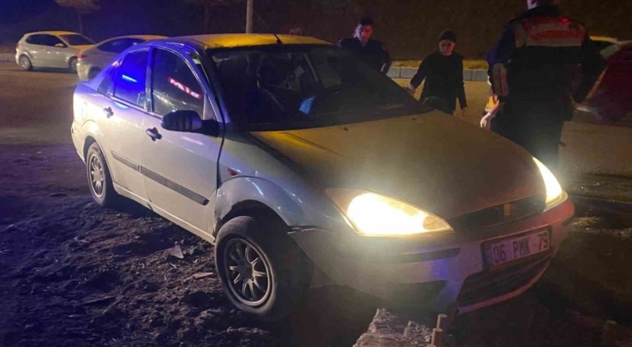 Kırıkkale'de otomobil refüje çarptı: 4 kişi yaralandı