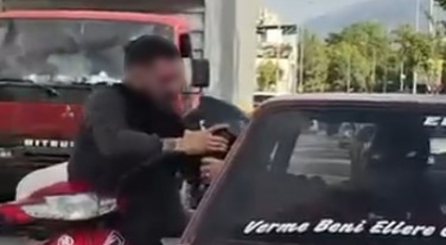 Bursa'da otomobil sürücüsü dışarıya çıkmayınca motosikletli camdan içeri girmeye çalıştı