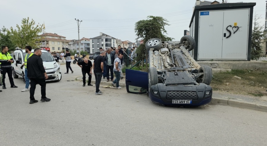Bursa'da hafif ticari araçla otomobilin karıştığı kazada 3 kişi yaralandı