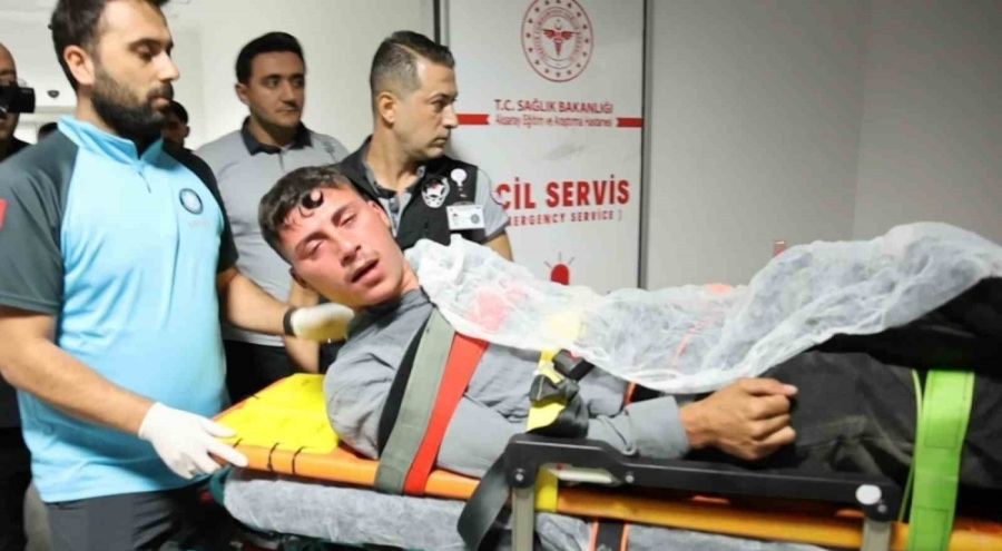 Kavga eden gençler birbirlerini bıçakladı