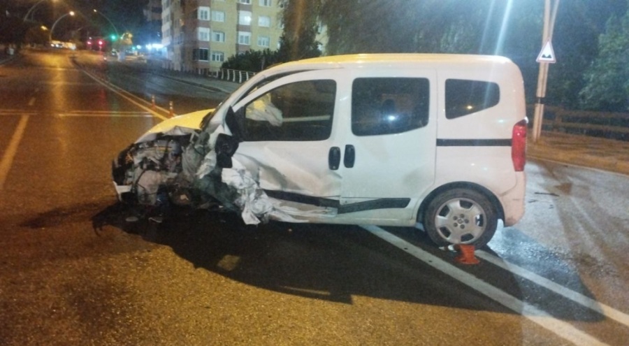 Kocaeli'de iki araç çarpıştı, 2 kişi yaralandı