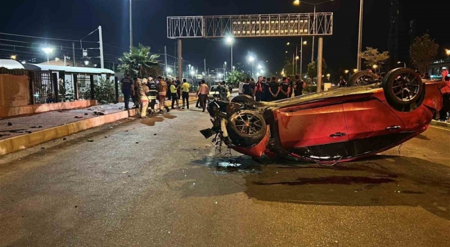 Hatay'da taklalar atan araç 3 can aldı
