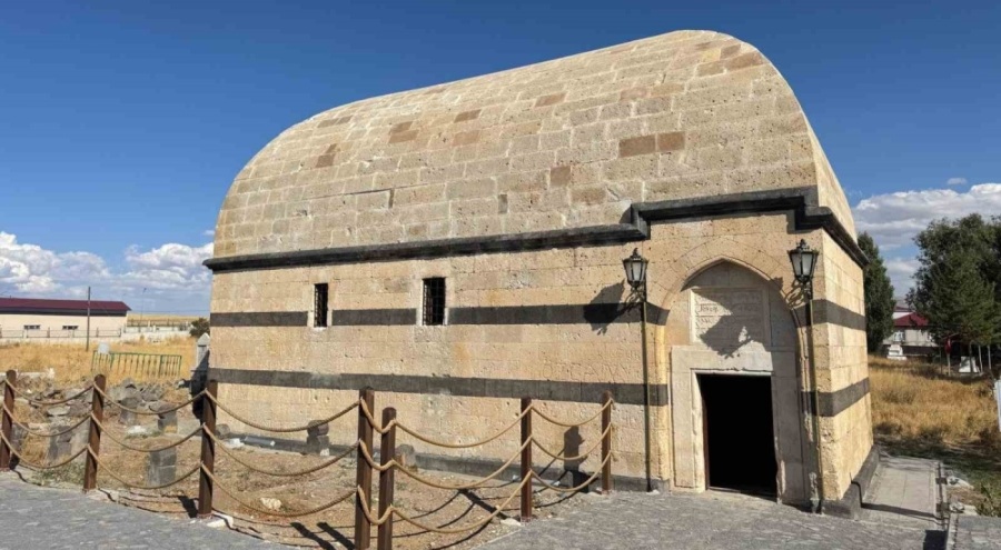 Ağrı'da Hamur Kümbeti ziyaretçilere kapılarını açtı