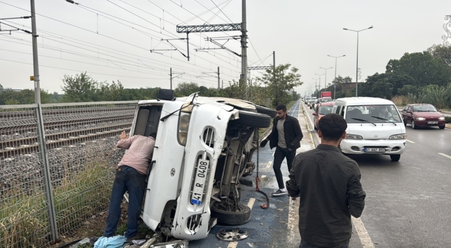 Kocaeli'de devrilen panelvan kazasında sürücü yaralandı