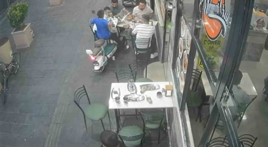 Elektrikli bisiklet yemek yiyen grubun arasına daldı