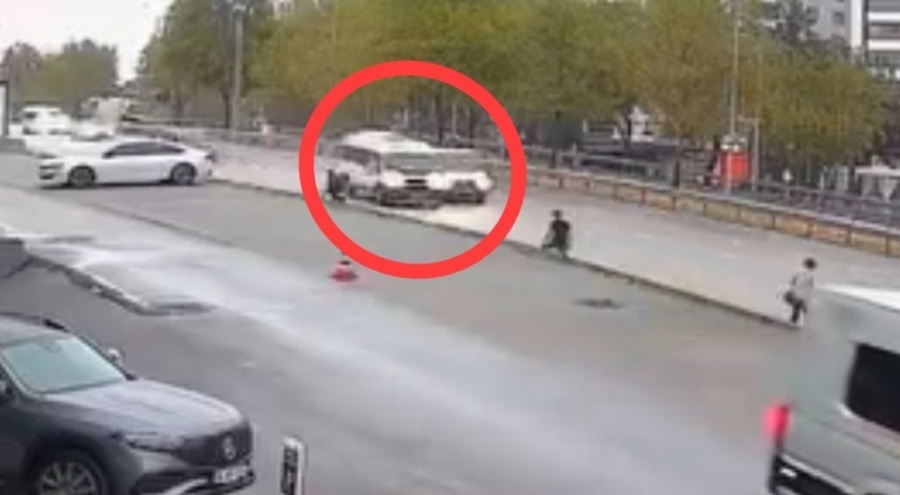 Bursa'da kaza anı yürekleri ağza getirdi: Yayalar son anda kurtuldu