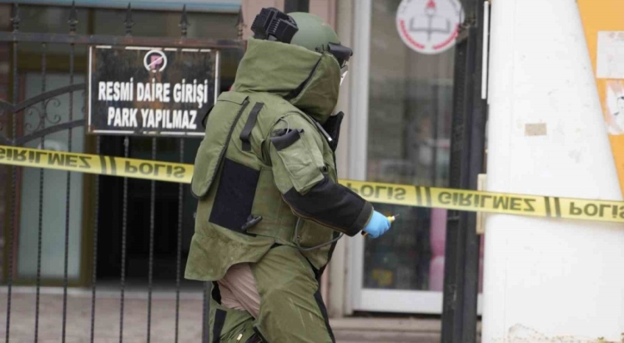 ATM önündeki şüpheli çanta polisi alarma geçirdi