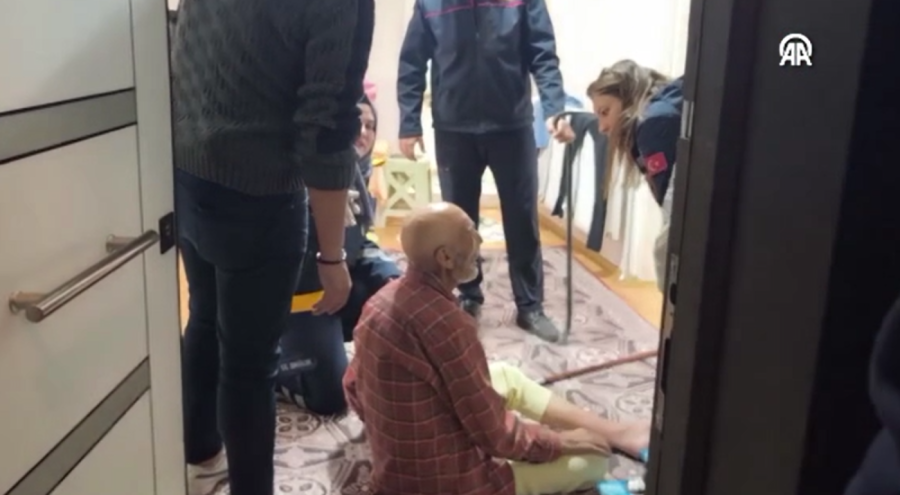 Evinde düşen yaşlı adamın yardımına ekipler koştu