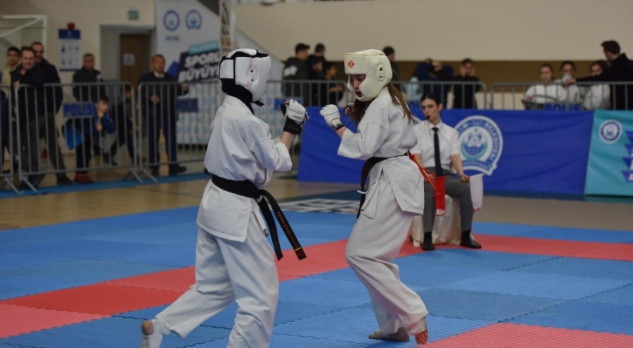 Yıldırımlı karateciler turnuvadan madalyalarla döndü