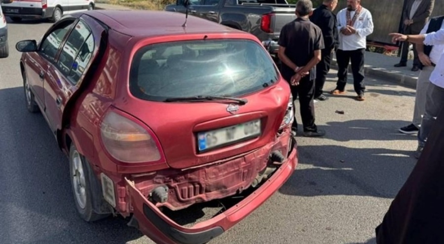 Otomobille motosiklet çarpıştı, iki kişi yaralandı