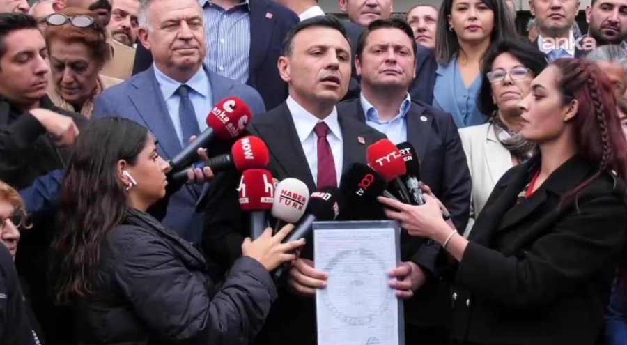 Yeniden CHP İstanbul İl Başkanı seçilen Özgür Çelik mazbatasını aldı!