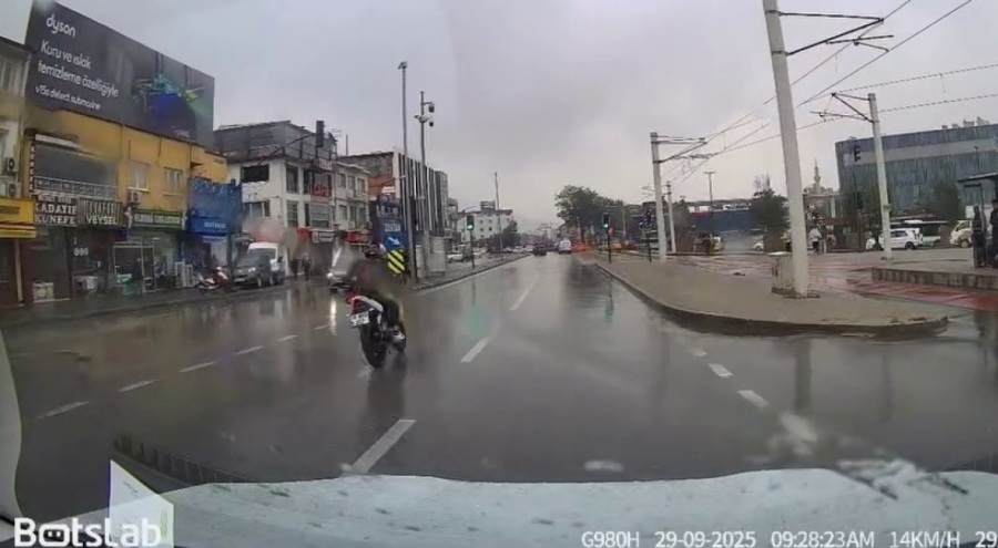 Bursa'da yağışlı havada drift atan motosikletli yere kapaklandı
