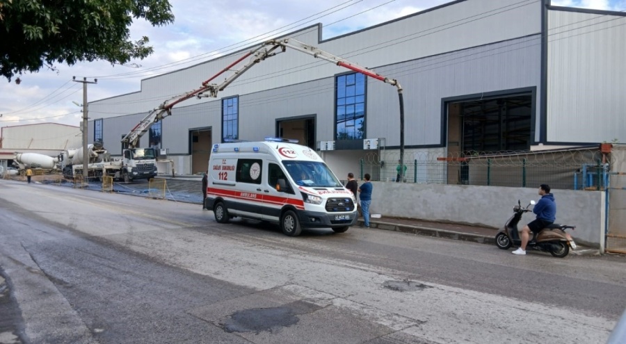 Fabrika inşaatında işçi akıma kapıldı