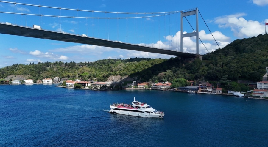 Liverpool taraftarı İstanbul'da boğaz turu yaptı