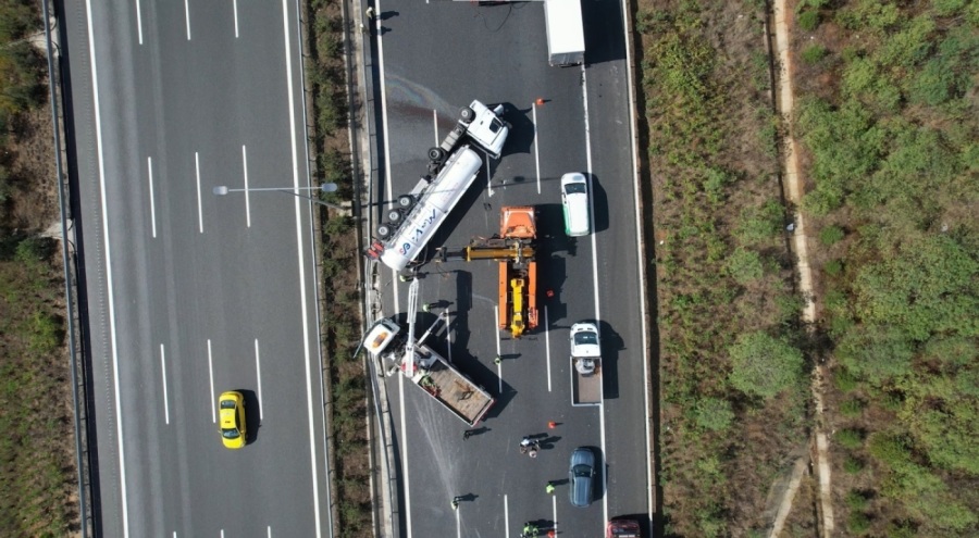 Kuzey Marmara Otoyolu'nda tır devrilmesi sonucu trafik kilitlendi