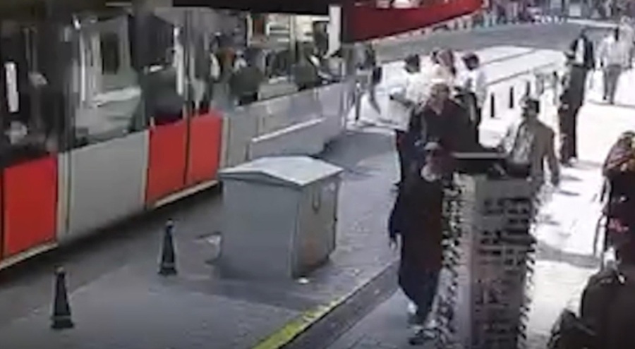 Tramvayın çarptığı yaya yaralandı