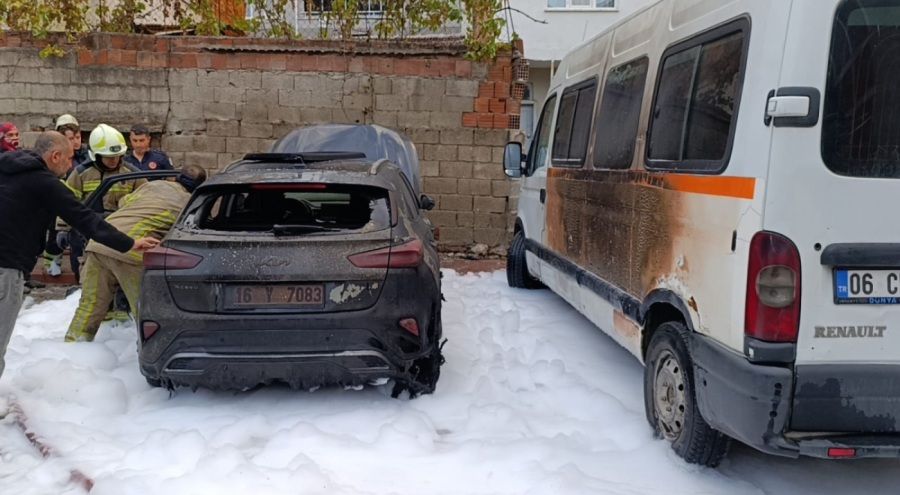 Bursa'da park halindeki otomobil alev topuna döndü!