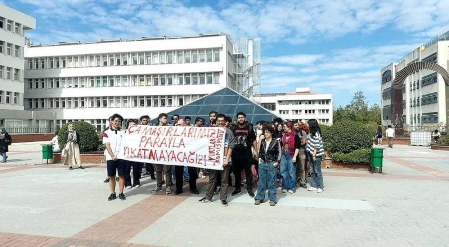 Boğaziçili öğrencilerden leğende çamaşır yıkama eylemi