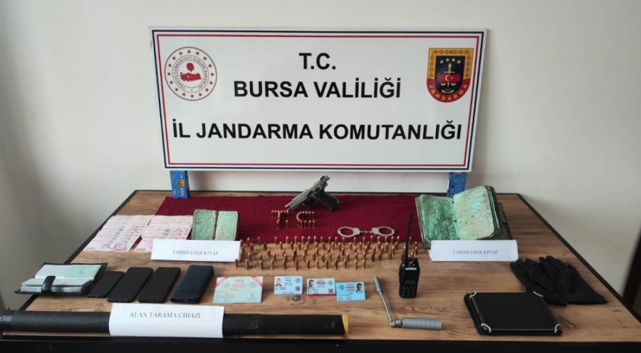 Bursa'da tarihi incil ve tevratı 5 milyon dolara satmak isterken yakalandı