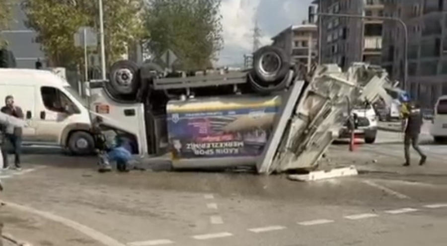 Bursa'da çöp kamyonu refüje girdikten sonra takla attı