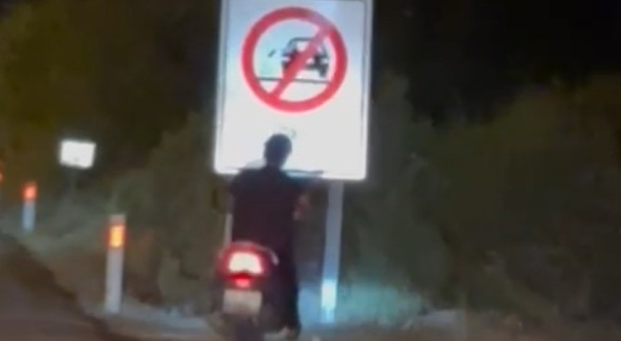 Böyle kaza görülmedi, motosiklet sürücüsü yol kenarındaki uyarı levhasına kafasını çarptı