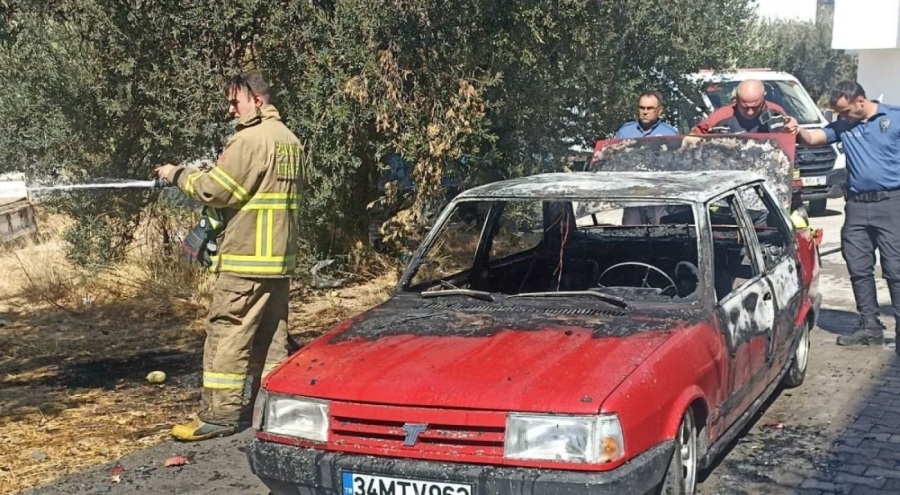 Balıkesir'de araç yangını otluk alana sıçradı