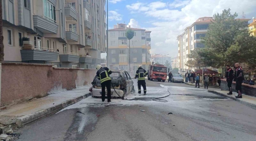 Çorum'da öfkeli kadın, otomobili ateşe verdi.