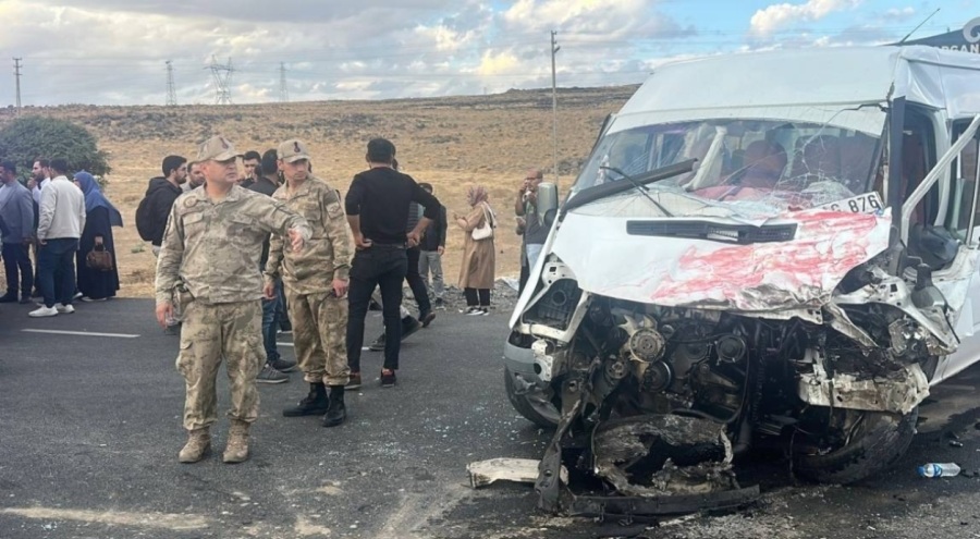 Öğrenci servisi ile TIR çarpıştı: 14 yaralı