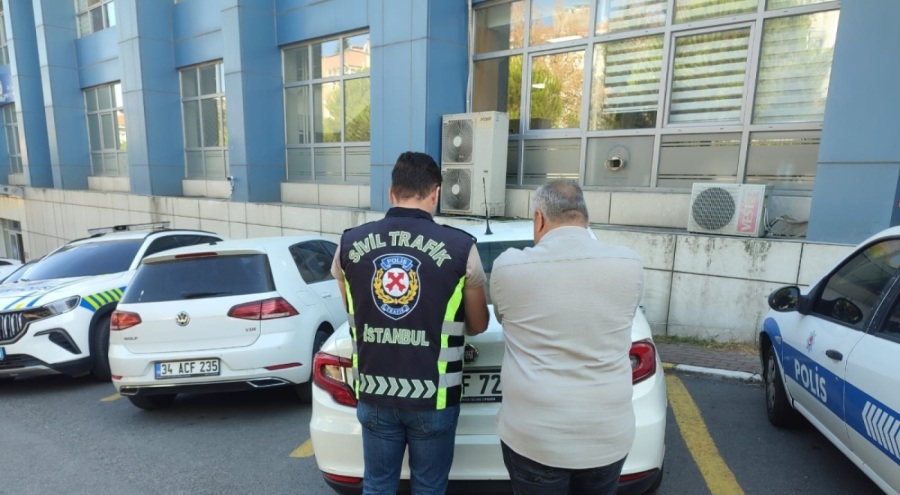 İstanbul'da bir sürücü İETT otobüsünün önünü kesti: O anlar kamerada