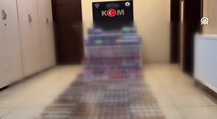 Otobüsün gizli bölmesinde kaçak sigara ve puroya el konuldu