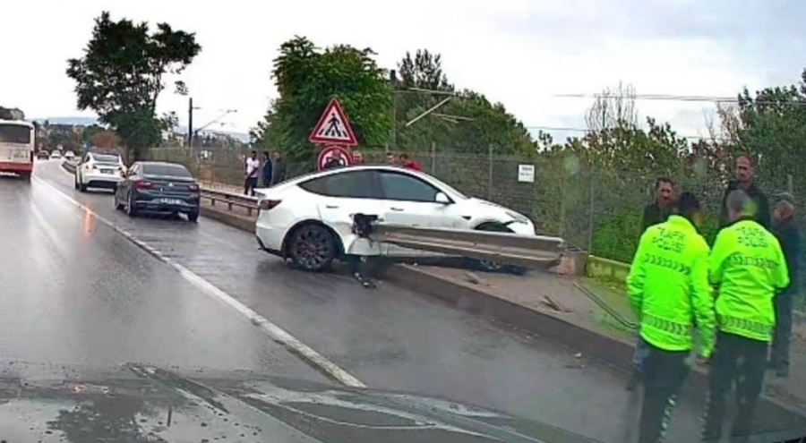 Tesla kontrolden çıktı bariyere saplandı