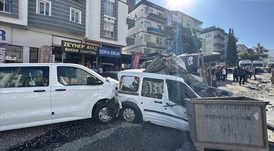 Freni arızalanan kamyon 15 araca çarptı, 3 kişi yaralandı