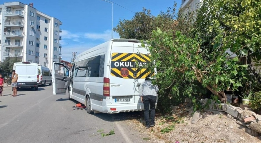 Servis minibüsünün altında kalan çocuk ağır yaralandı