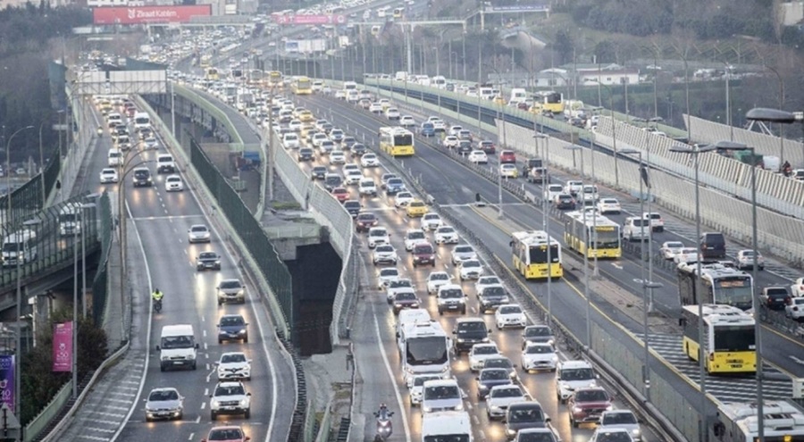 Depremden korkan vatandaşlar yollara döküldü