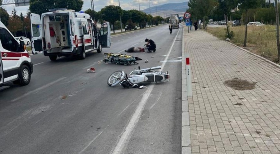 Feci kaza! Tırın çarptığı motosikletteki iki genç öldü